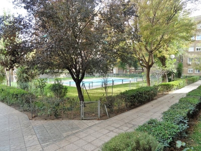 Piso en calle parque zarauz vivienda parque zarauz en urbanización privada, piscina y zonas ajardinadas. en Móstoles
