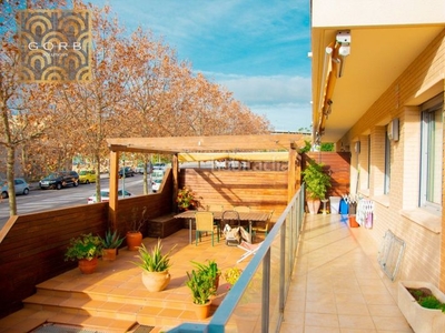 Piso planta baja seminueva tipo dúplex de gran metraje con jardín privado + 2 plazas de parking en Mataró
