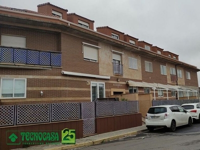 Alquiler de dúplex en calle Peralbillo de 3 habitaciones con terraza y piscina