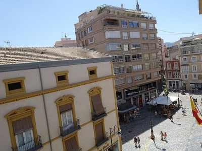 Alquiler de piso en Casco Histórico de 4 habitaciones con terraza y muebles