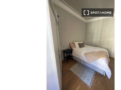 Alquilo habitación en apartamento de 2 dormitorios en el Eixample, Barcelona