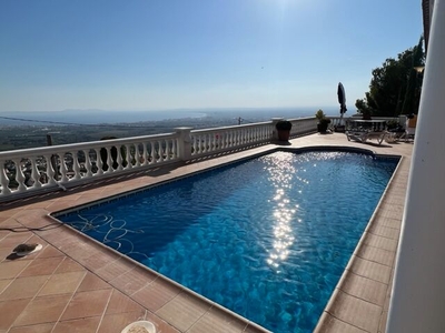 Magnífica villa de 298 m2 reformada y amueblada con mucho gusto, piscina privada, con vistas excepcionales a la Bahía de Roses y a la montaña. Venta Roses
