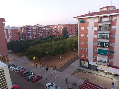 Piso en alquiler en Huerta Rosales - Valdepasillas de 3 habitaciones con muebles y aire acondicionado