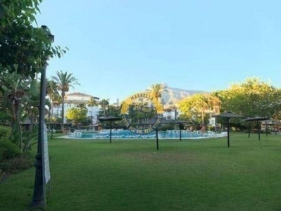 Piso en alquiler en Nueva Andalucía centro de 4 habitaciones con terraza y piscina