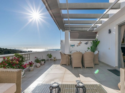 Venta de ático en Estepona Oeste - Valle Romano - Bahía Dorada de 3 habitaciones con terraza y piscina