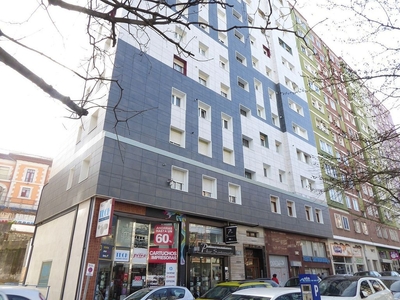 Venta de piso en calle Vargas de 4 habitaciones con terraza y muebles