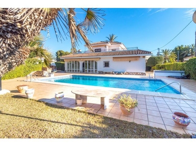 Villa de estilo mediterráneo en Cabo Roig a 200m del mar