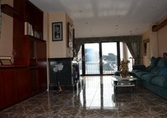 Apartamento piso 4 habitaciones tres baños vista al mar con licencia turãstica. en Lloret de Mar