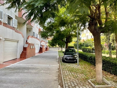 Casa adosada muy bien ubicada y al lado del parque