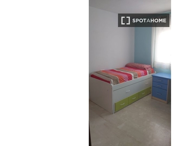 Se alquila habitación en piso de 3 habitaciones en Armilla, Granada