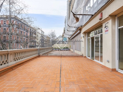 Piso de 200m² con 40m² terraza en alquiler en Eixample Derecho