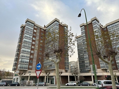 Venta de piso en Plaza España - Villa Pilar - Reyes Católicos - Vadillos de 4 habitaciones con terraza y garaje