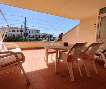Apartamento totalmente reformado con amplia terraza junto a la playa del francàs en Coma-ruga
