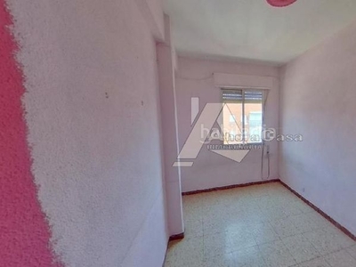 Piso ahoracasa le invita a ver este piso para actualizar . 65 m2, 3 dormitorios y 1 baño. confianza y seguridad de trabajar con un equipo de agentes de la propiedad inmobiliaria colegiados (api). no cobramos ningún honorario al comprador en Getafe