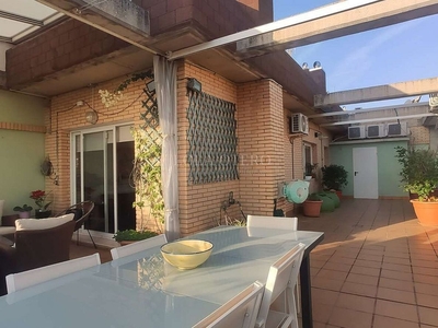 Alquiler de ático en L´Illa perduda de 2 habitaciones con terraza y garaje