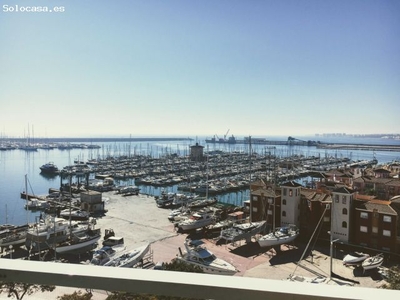 Apartamento en 6ª planta con vistas frontales al mar y al puerto de Torrevieja situado a tan solo 15