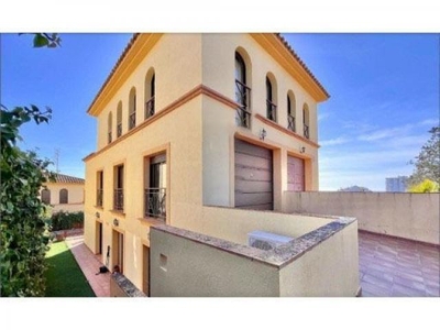 Casa adosada con jardin y piscina en Vallpineda