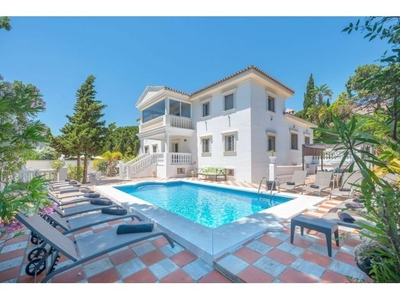 Elegante Villa Clásica Renovada en Hacienda las Chapas, Marbella