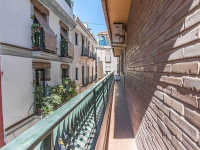 Piso en venta en calle Concepción de 4 habitaciones con terraza y balcón