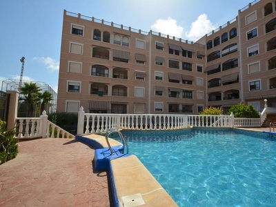 Venta de piso en Guardamar Playa de 2 habitaciones con terraza y piscina