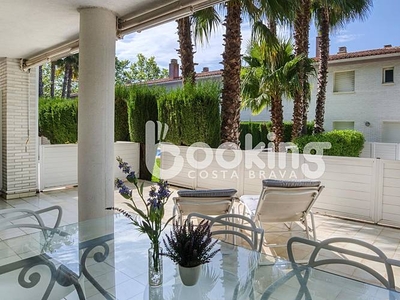 Apartment in the port near the sea with terrace at the foot of the pool with capacity for 6 people.