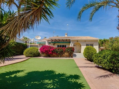 Casa con terreno en Orihuela Costa