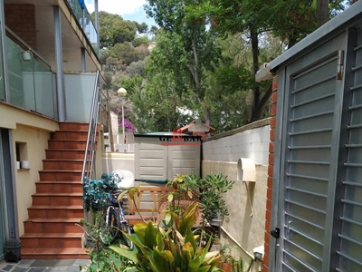 Alquiler Piso Castelldefels. Piso de dos habitaciones en De La Marina. Primera planta con terraza