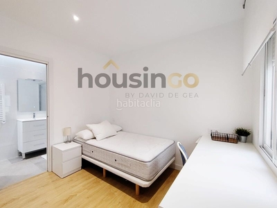 Alquiler piso en alquiler , con 64 m2, 2 habitaciones y 2 baños, ascensor, amueblado y calefacción individual gas natural. en Madrid