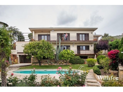 Impecable casa de tres plantas con piscina y vistas en Sarrià