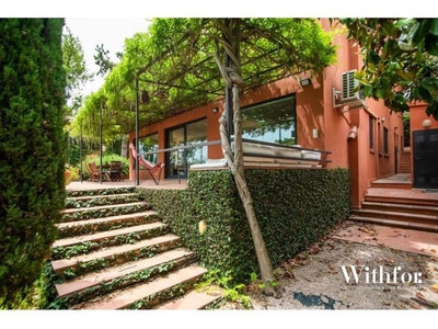Maravillosa y discreta propiedad con gran jardín y vistas a la ciudad de Barcelona