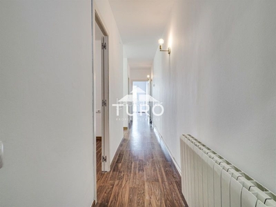 Piso en venta , con 90 m2, 3 habitaciones y 2 baños y ascensor. en Barcelona