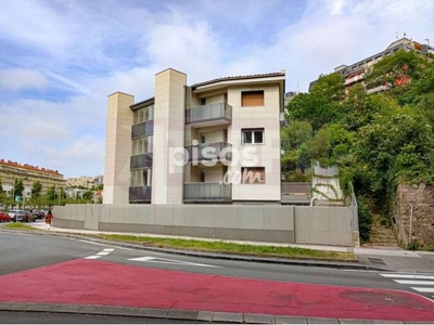 Piso en venta en Avenida de Zarautz, cerca de Calle de Resurrección María de Azkue