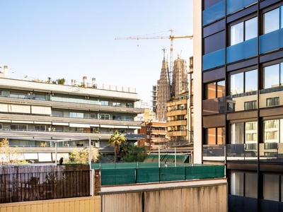 Piso luminoso y tranquilo piso de 3 habitaciones en calle nàpols, entre córcega y rossellón. en Barcelona