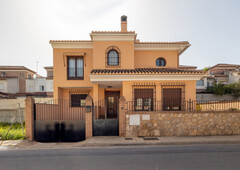 Casa con terreno en Churriana de la Vega