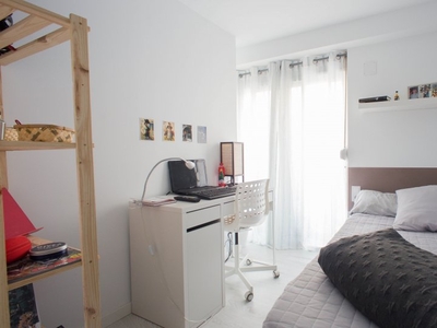 Acogedora habitación en un apartamento de 3 dormitorios en Camins al Grau, Valencia