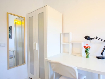 Acogedora habitación en un apartamento de 3 dormitorios en Poblats Marítims