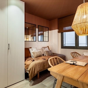Alquiler apartamento piso de 3 habitaciones con balcón en el eixample en Barcelona