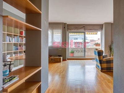 Alquiler ático con 3 habitaciones con parking, calefacción y aire acondicionado en Sant Cugat del Vallès