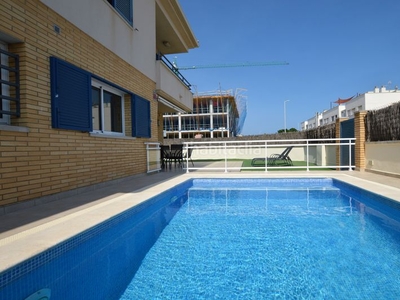 Alquiler casa adosada casa esquinera con piscina privada en Cubelles