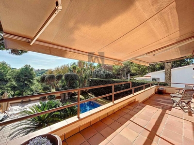 Alquiler casa luminosa casa amueblada con piscina privada en Castelldefels