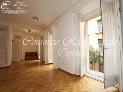 Alquiler piso alquiler vivienda con tres balcones a la calle en esquina Palacio real en Madrid