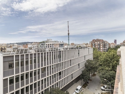 Alquiler piso nuevo piso con balcón en finca regia de consell de cent en Barcelona