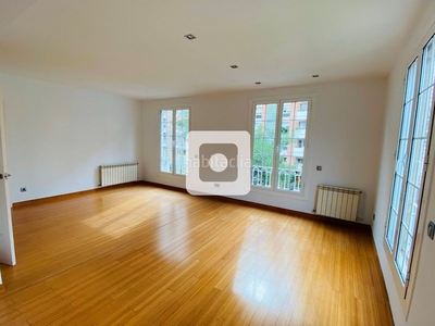 Alquiler piso precioso piso totalmente exterior a 3 vientos. salón comedor con chimenea de 30 m² con dos orientaciones. cocina independiente tipo office. dispone de suelos de parquet, calefacción individual por gas y aire acondicionado en el salón y en la suite. zona en Barcelona