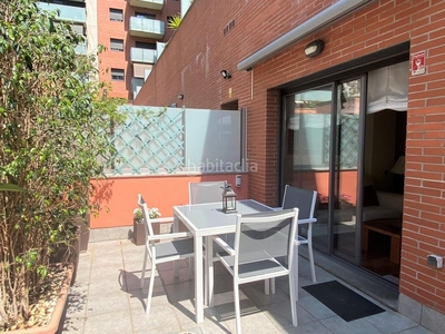 Alquiler planta baja bonito piso con preciosa terraza de 24m2 privada y piscina comunitaria, cerca del mar. en Barcelona