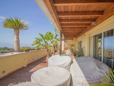 Ático con 3 habitaciones con ascensor, parking, piscina, aire acondicionado y vistas al mar en Marbella