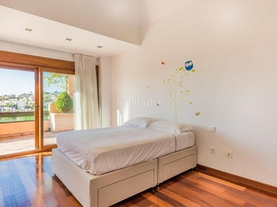 Ático con 4 habitaciones amueblado con ascensor, parking, piscina, aire acondicionado y vistas al mar en Estepona