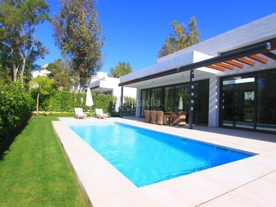 Casa con 4 habitaciones amueblada con parking, piscina, aire acondicionado, jardín y vistas al mar en Estepona