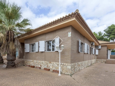 Casa / villa de 320m² en alquiler en La Cañada, Valencia