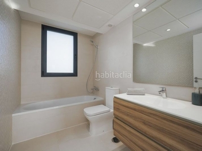 Dúplex con 3 habitaciones amueblado con parking, piscina y aire acondicionado en Estepona