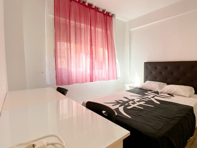 Elegante habitación en alquiler en apartamento de 4 dormitorios en Algirós